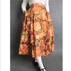 Beautiful floral vintage skirt - 26” waist